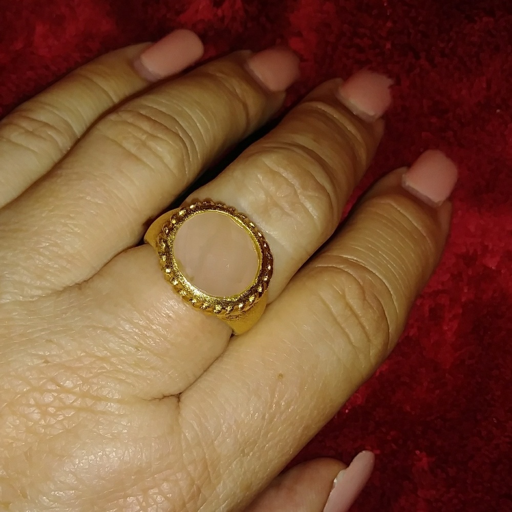 Stunning pink quartz stone ring.  Sz 9  NWT